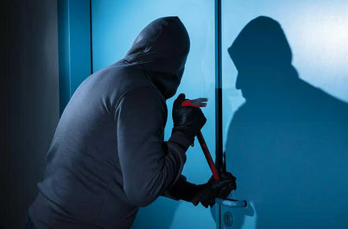 আমিরাতে ৫’শ ফোন চুরির অভিযোগে ছয় এশিয়ান প্রবাসীকে কারাদণ্ড ও ৫ লাখ ৪১ হাজার দিরহাম জরিমানা