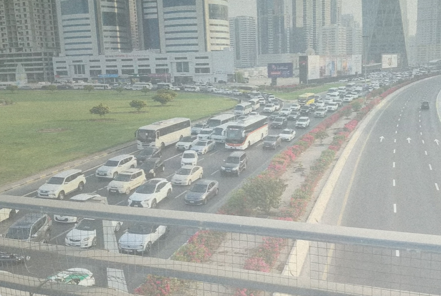 আমিরাতে ঘন কুয়াশার কারণে বাড়ছে ট্র্যাফিক জ্যাম