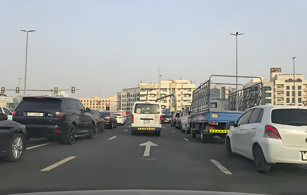 আমিরাতে ঘন কুয়াশার কারণে তীব্র যানজট; পুলিশের সতর্কতা জারি