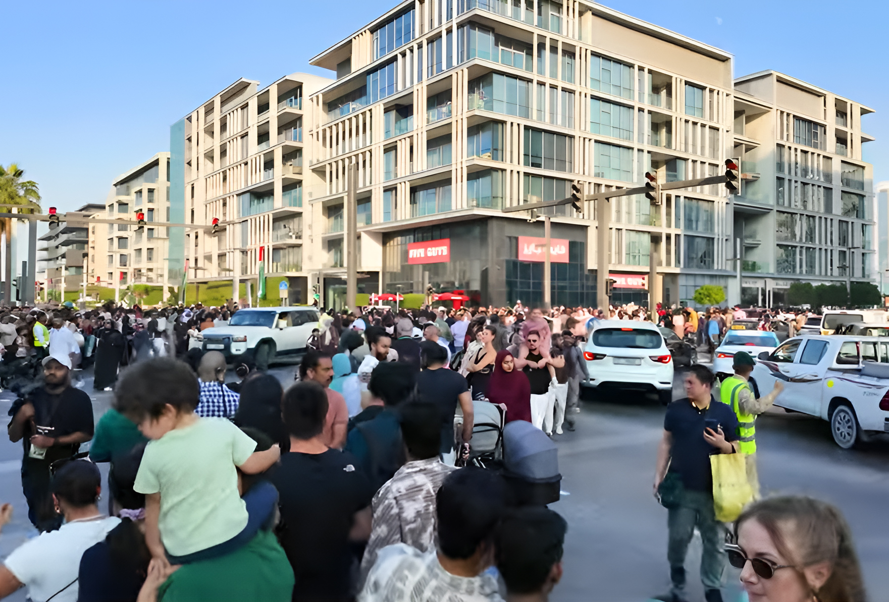 দুবাইয়ের আল ইতিহাদ প্যারেডে যোগ দিলো ৫ শতাধিক গাড়ি