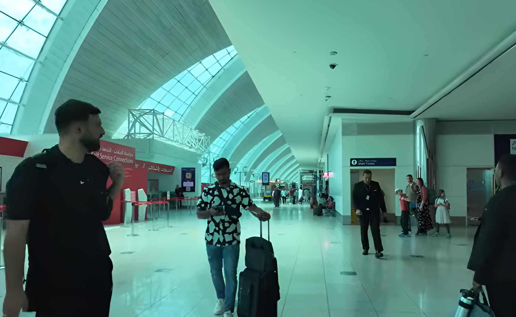 দুবাইয়ে ঈদ আল ইতিহাদ পাসপোর্ট স্ট্যাম্প দেওয়া হচ্ছে ভ্রমনকারীদের