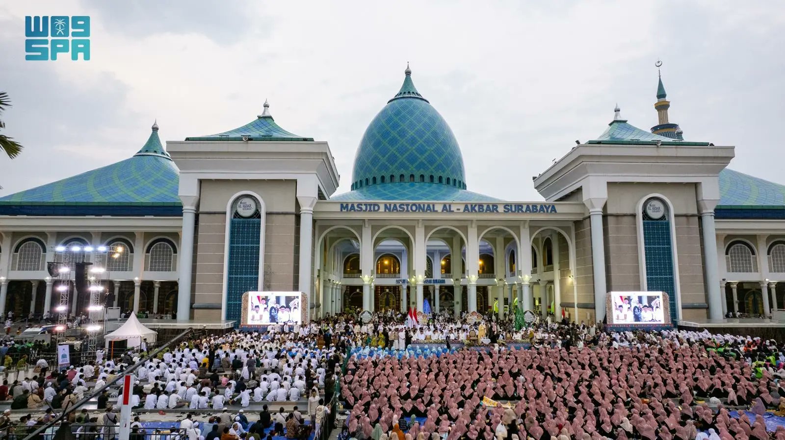 সৌদির আয়োজনে একসঙ্গে সাড়ে ২১ হাজার মানুষ ইফাতার করলেন ইন্দোনেশিয়ার সুরাবায়া গ্র্যান্ড মসজিদে