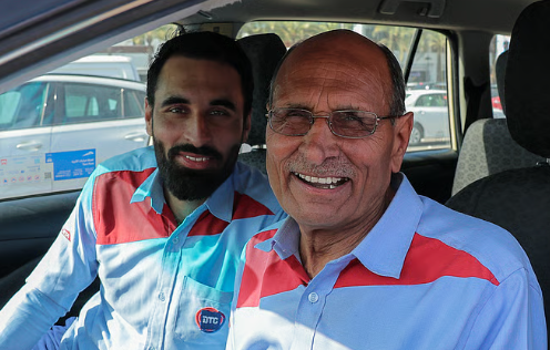 আমিরাতে একসাথে গাড়ি চালান প্রবাসী বাবা-ছেলে, প্রশংসায় ভাসছেন সামাজিক যোগাযোগ মাধ্যমে