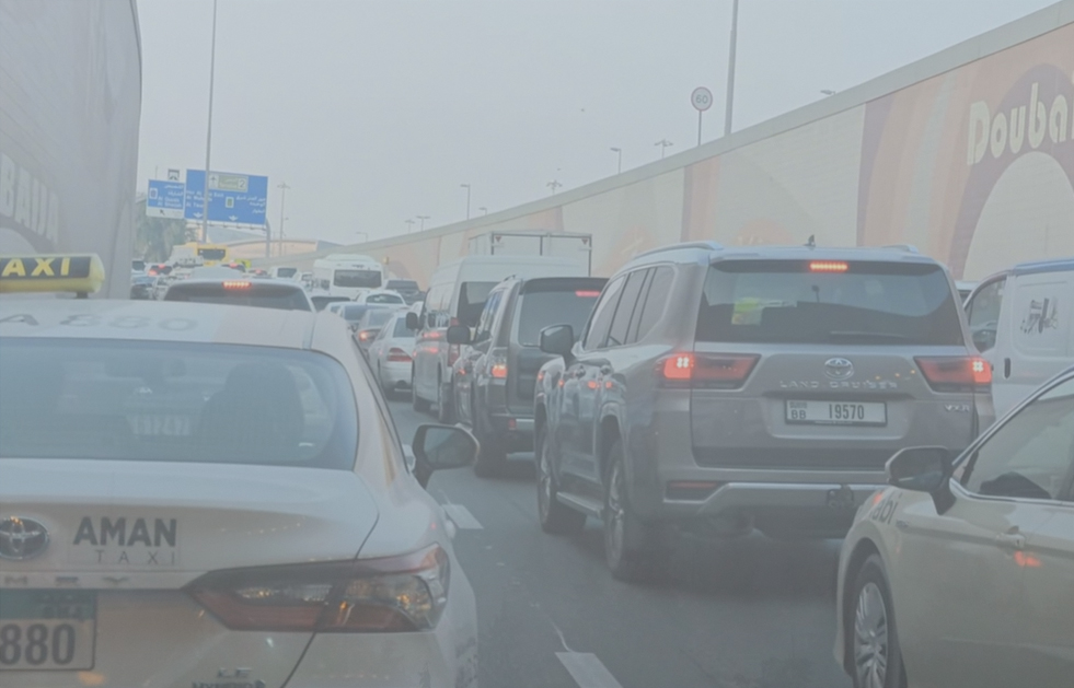 ঘন কুয়াশায় দুবাই ও শারজায় বড় ধরনের ট্র্যাফিক জ্যাম