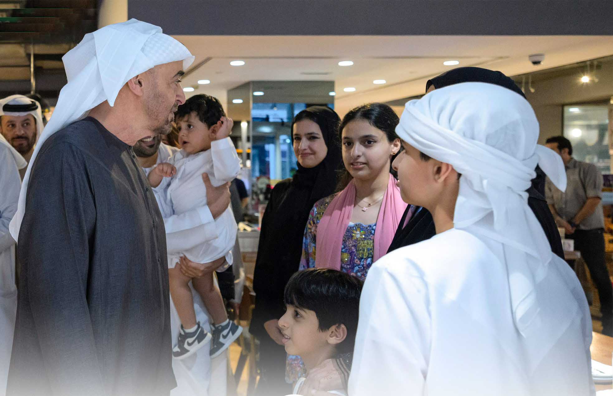 এক ঘরোয়া রেস্তোরাঁ পরিদর্শনে আমিরাতি পরিবারের সঙ্গে উষ্ণ মুহূর্ত বিনিময় করলেন আমিরাতের রাষ্ট্রপতি